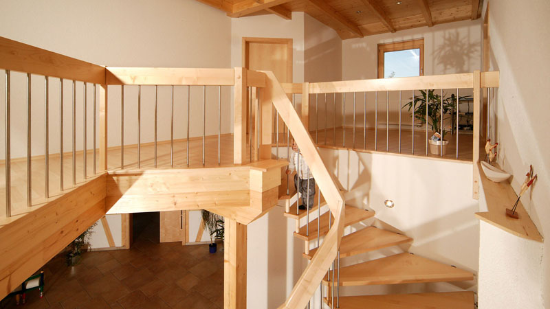 Freitragende Holztreppe in einem Einfamilienhaus in europ. Ahorn